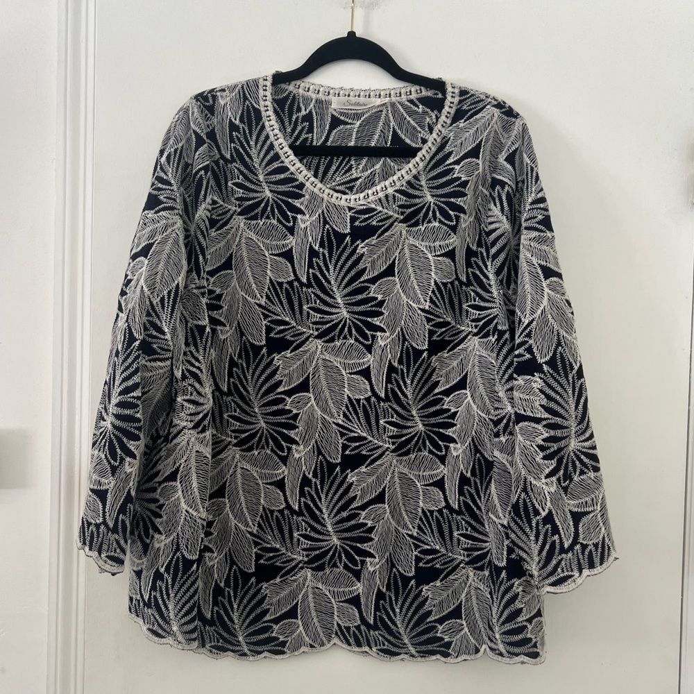 Solitaire Blue and White Leaf Print Blouse size 1X (R110)